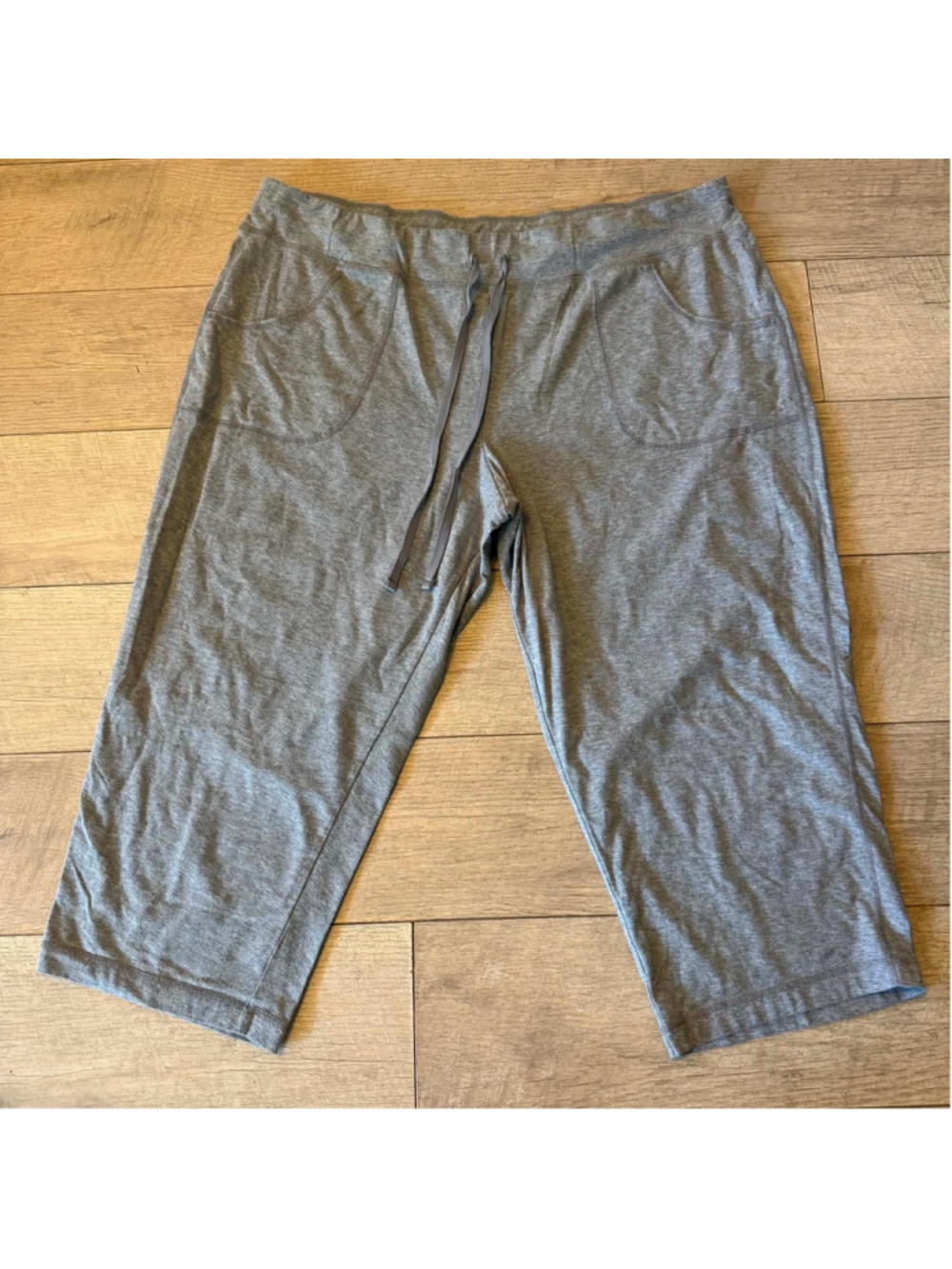 Women's Athletic Works Grey Capri Pants Size XXXL (22)